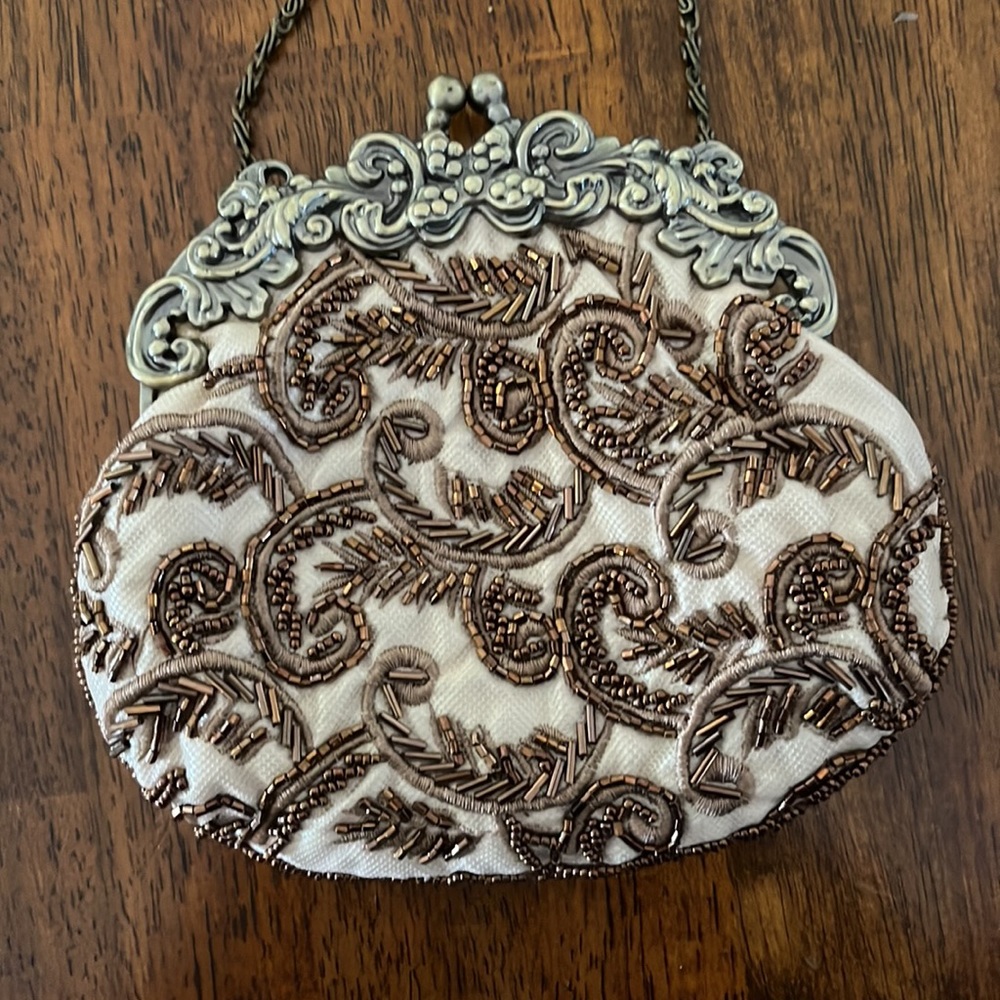 Elegant Vintage Style Beaded Wristlet Handbag